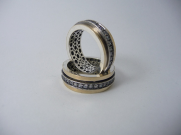 תמונה של טבעת מסתובבת כסף בשילוב זהב עם פס שיבוץ זירקונים שחורים |